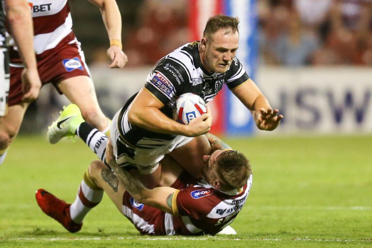 Picture by David Neilson/SWpix.com/PhotosportNZ - 10/02/2018 - Rugby League - Betfred Super League - Wigan Warriors v Hull FC - WIN Stadium, Wollongong, Australia - Liam Watts is tackled by Sam Tomkins.