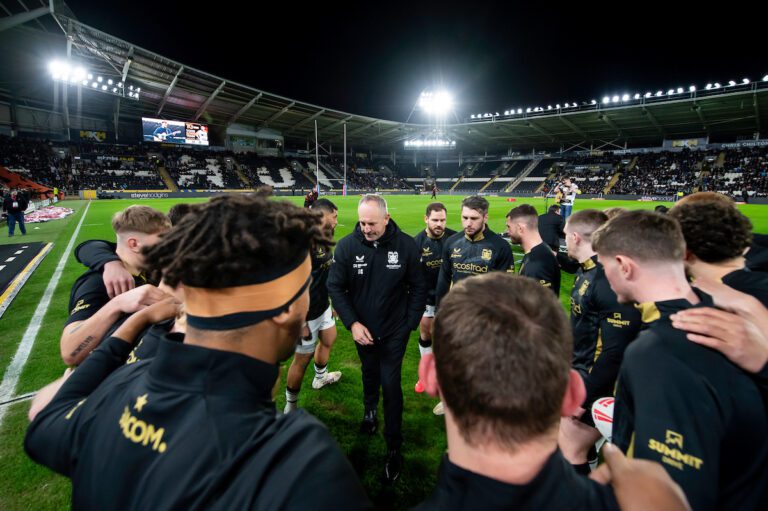 Picture by Allan McKenzie/SWpix.com - 21/02/2025 - Rugby League - Betfred Super League Round 2 - Hull FC v Wigan Warriors - MKM Stadium, Kingston upon Hull, England - Hull FC huddle round coach John Cartwright prior to play.