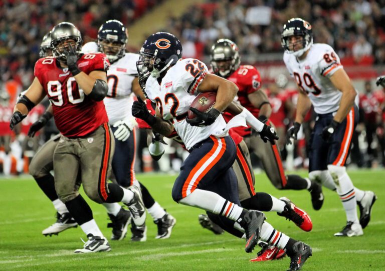 PICTURE BY MARK GREEN/SWPIX.COM - American Football - NFL International Series - Chicago Bears v Tampa Bay Buccaneers - Wembley Stadium, London, England - 23/10/11 - Chicago Bears Devin Hester carries the ball.