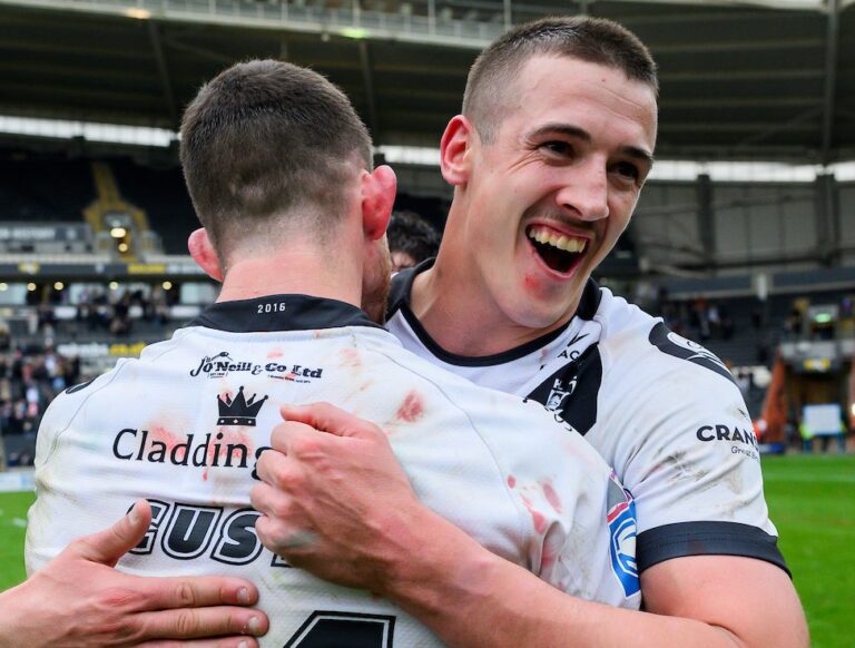 Picture by Allan McKenzie/SWpix.com - 22/03/2026 - Rugby League - Betfred Super League Round 5 - Hull FC v Leeds Rhinos - MKM Stadium, Kingston upon Hull, England - Leeds' coach Brad Arthur's son Jake Arthur celebrates with his Hull FC team mates Cade Cust after victory.