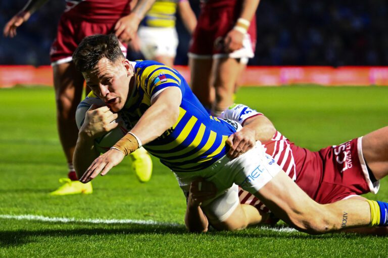 Picture by Olly Hassell/SWpix.com - 24/04/2026 - Rugby League - Betfred Super League Round 9 - Warrington Wolves v Wigan Warriors - Halliwell Jones Stadium, Warrington, England - Josh Thewlis of Warrington scoring a try